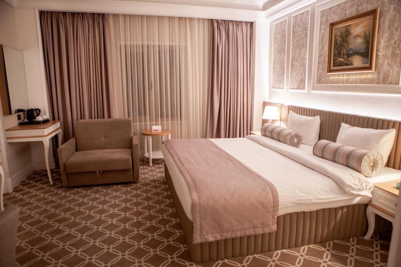 Theatrum Hotel Baku Eksteriør billede A room at the hotel
