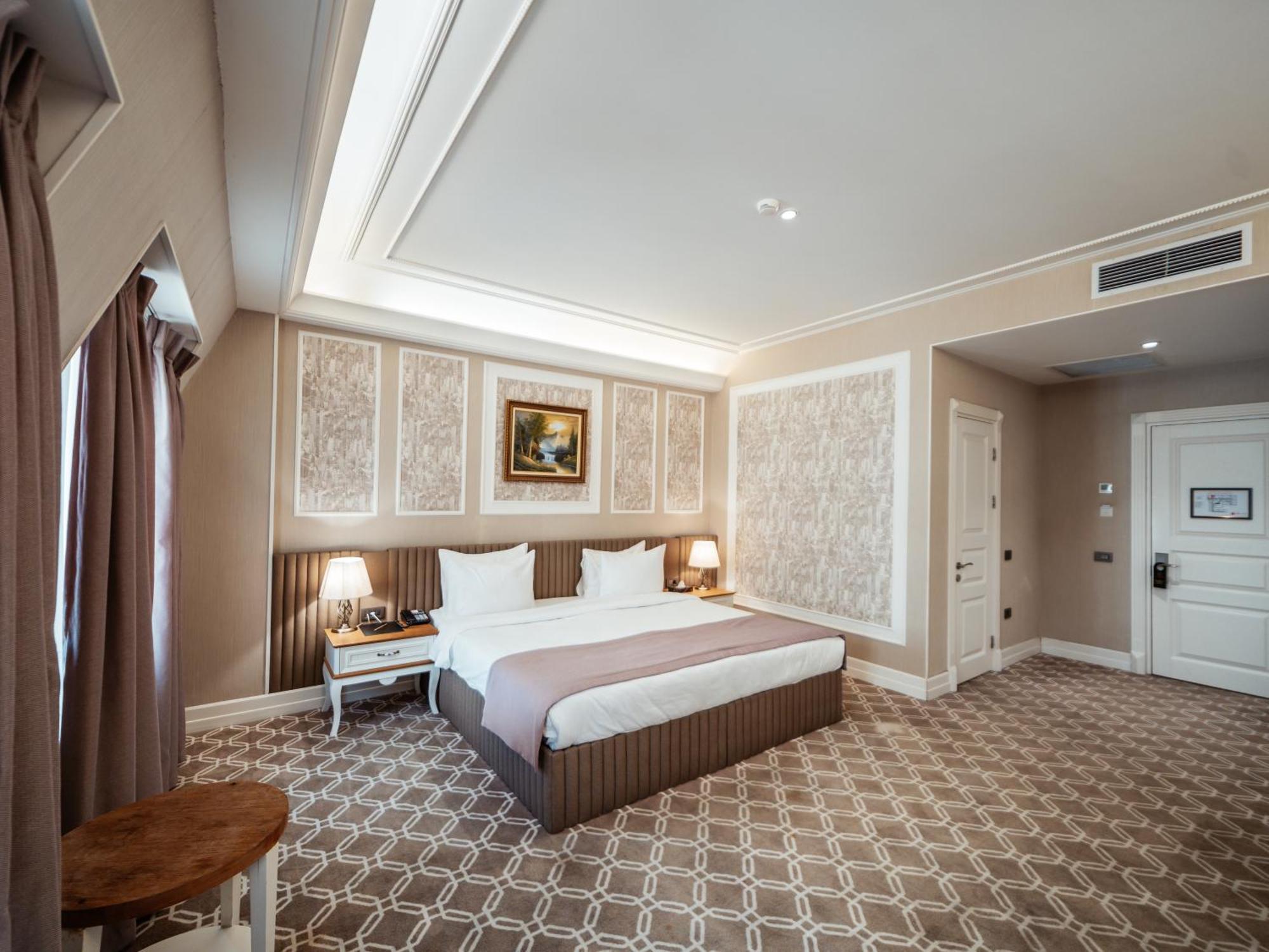 Theatrum Hotel Baku Eksteriør billede A bedroom at the hotel