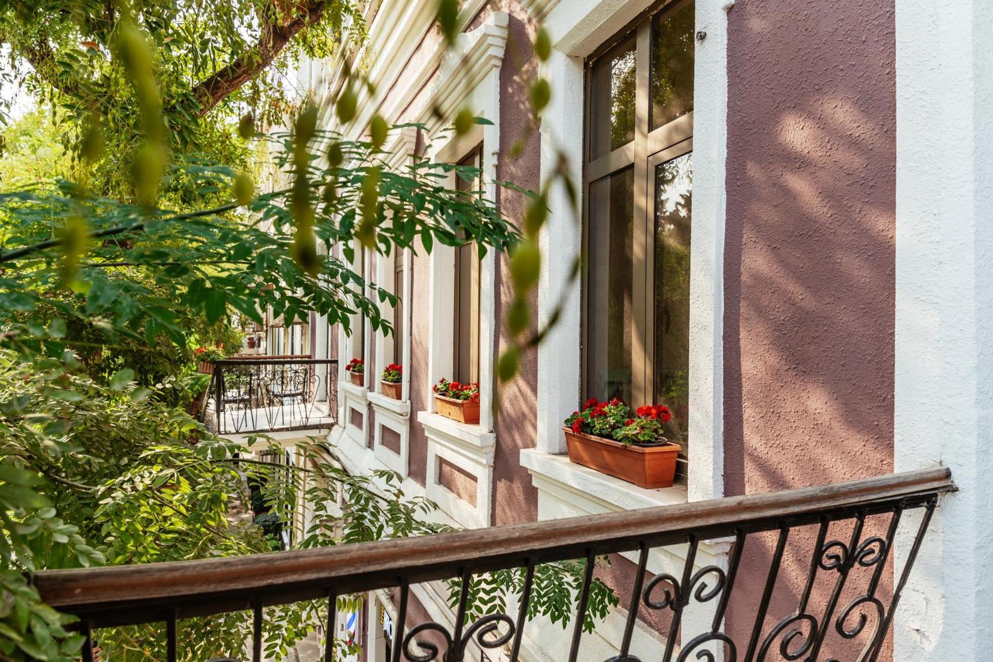 Theatrum Hotel Baku Eksteriør billede The house of the writer in Belgrade
