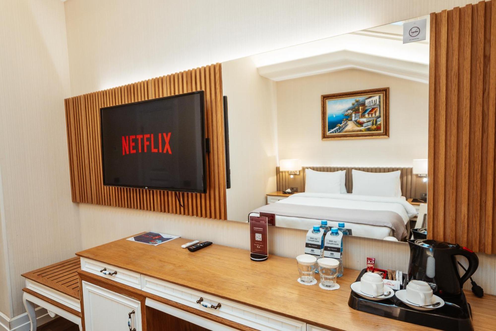 Theatrum Hotel Baku Eksteriør billede A Netflix television in a hotel room