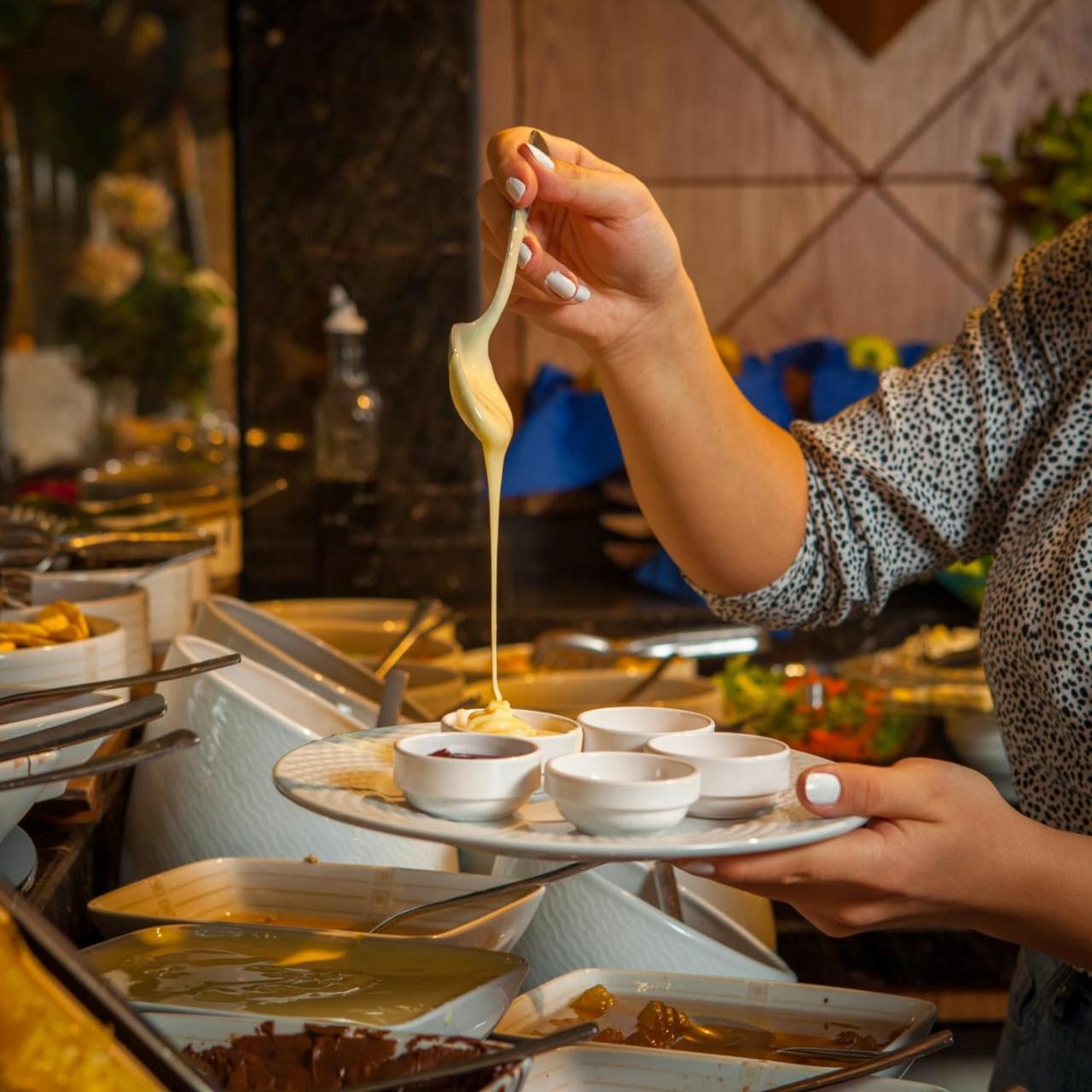 Theatrum Hotel Baku Eksteriør billede A cheese fondue