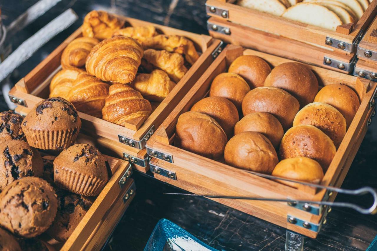 Theatrum Hotel Baku Eksteriør billede Buns and muffins